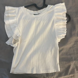 Topp Från Zara - Säljer min söta topp från zara som inte längre kommer till användning. Storlek XS❤️