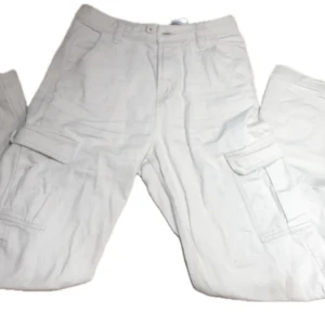🤍Vita cargo🤍 - Säljer de hära fina cargo byxorna från H&M, det finns en extra knapp med ifall knappen skulle åka av. Knappen har gått av en gång innan då jag har sytt fast den igen. Om det skulle vara några frågor så är det bara att fråga till mig privat!🫶💕