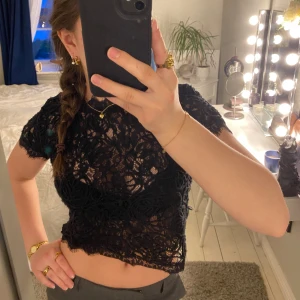 Spets topp - Skit snygg med en guldig dragkedja på ryggen, fin i skicket🖤