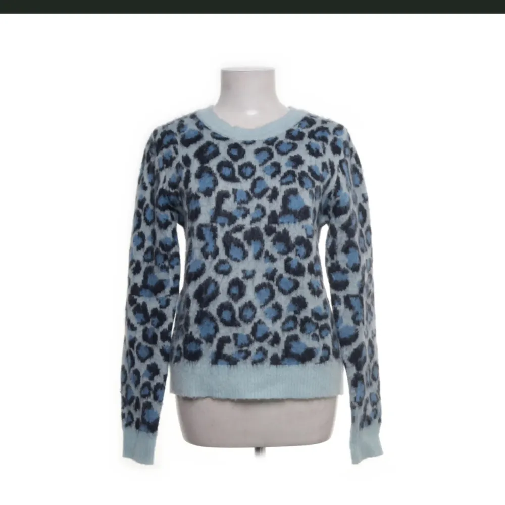 Säljer denna blåa leopard tröjan, köpt på sellpy. Jättefin till våren och bra kvalitet. Använd 1 gång! Pris kan diskuteras vid snabbt köp.🥰. Stickat.