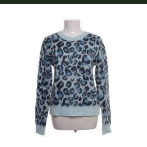 Säljer denna blåa leopard tröjan, köpt på sellpy. Jättefin till våren och bra kvalitet. Använd 1 gång! Pris kan diskuteras vid snabbt köp.🥰