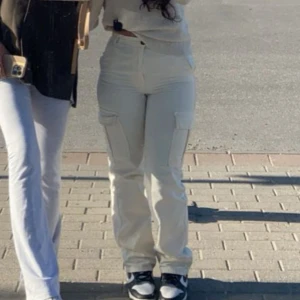 Cargos byxer - Säljer mina favorit byxer eftersom de tyvärr har blivit försmå på mig! Köpt från zalando, de har ingen smutsfläck eller något. De är som nya!❣️Passar 34,36.