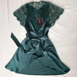 Kimono S - Jättetjusig kimono i mörkgrön från Hunkemöller. 