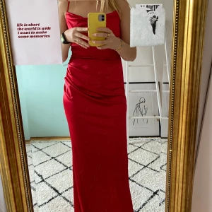 Röd balklänning  - Klänning endast använd en gång på Prom i USA! Silkesmaterial, amerikanska mått men typ storlek M. Slits på vänster sida. 