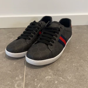 Gucci ace skor - Tja! Säljer nu dessa sprillans nya Gucci ace skorna❗️❗️strl 44-45❗️inget og tillkommer❗️retail pris-ca 5600kr | vårt pris-2299kr❗️