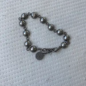 Silvrigt pärl armband från Edblad, köpt för 299