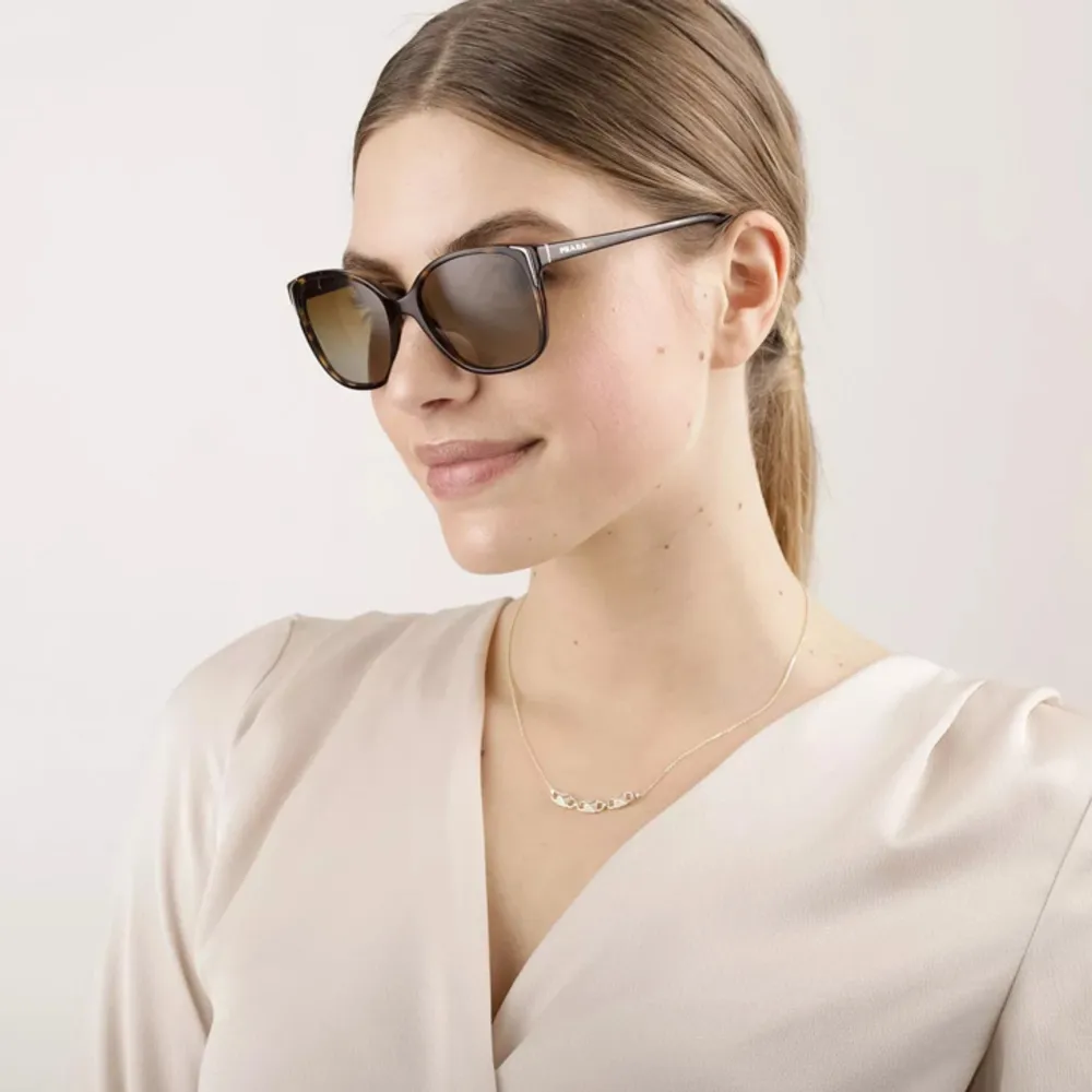 Oanvända Prada Solglasögon i Modell 0PR 01OS, med polariserande glas. Köpta förra året, aldrig använda. Medföljer box, fodral & putsduk. . Accessoarer.