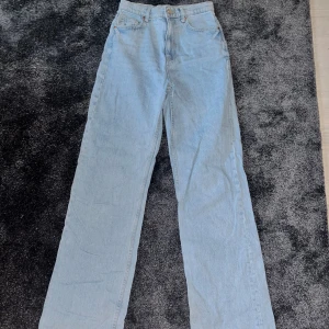 Ljusblå Breda Jeans - Högmidjade breda jeans. Jätte fina och true to size. Använda men i bra skick.