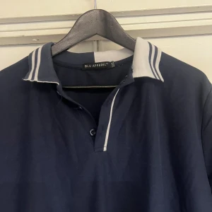 Blå Piké  - Blå Piké med coola detaljer. Aldrig använd. Skriv för fler bilder, kan möjligen mötas upp i Gbg Mvh Liam 😁