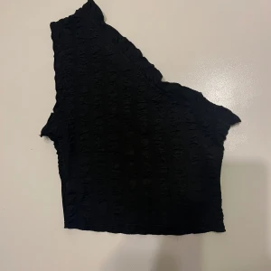 Svart of shoulder topp - Gullig topp som är perfekt nu till sommar den är helt oanvänd då denna tröja inte passar just mig i smaken💗