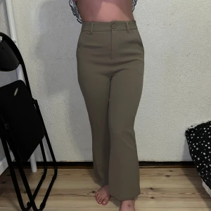 kostymbyxa  - Dessa grå kostymbyxor är helt nya och aldrig använda. Storlek S, speciellt passande för personer under 160cm.