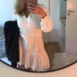 Vit klänning  - Säljer denna fina vita klänning från zara🩷 perfekt nu till sommaren och studenten! 