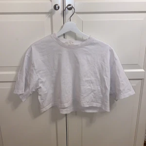 Vit t-shirt  - Så cool hemma mys tröja! Så härlig t-shirt att sitta och kolla på en film eller serie i 🥰, eller ha den till som en gym t-shirt! Passar till allt! 