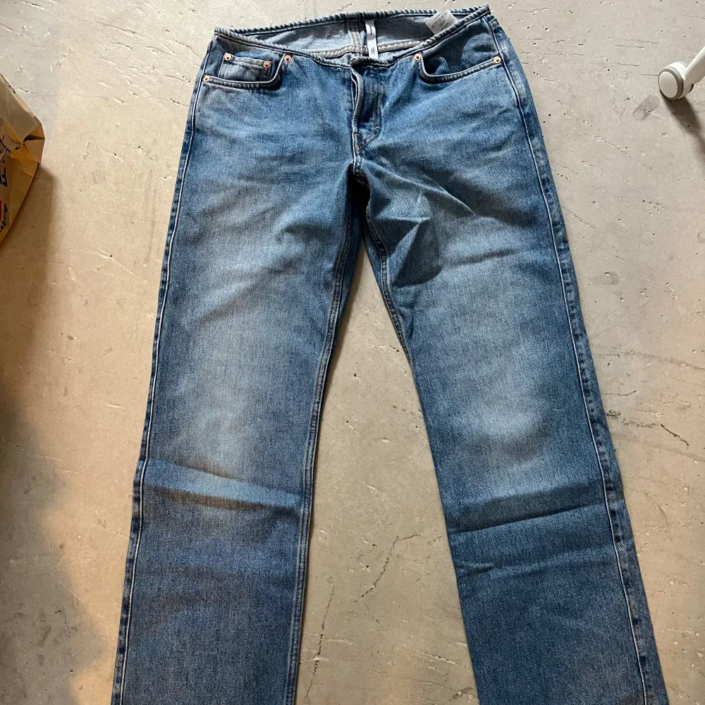 Nu säljer jag mina lågmidjade jeans från Weekday eftersom de inte kommer till använding. De har bara använts fåtal gånger och är som nya. Jag är 1.72💖💖. Jeans & Byxor.