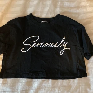 Tshirt  - Svart tshirt med texten ”seriously”. Köpt från new yorker för nått år sen och använd 2 gånger