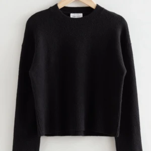 &otherstories tröja - Stickad tröja från otherstories, använd ca 5 gånger så i jättefint skick! Frakt tillkommer på 66, priset kan diskuteras