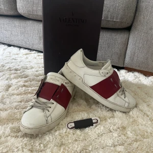 Valentino open  - Schyssta Valentino open, storlek 42,5 passar 43. Box och extra snöre ingår. Hör av dig vid frågor!