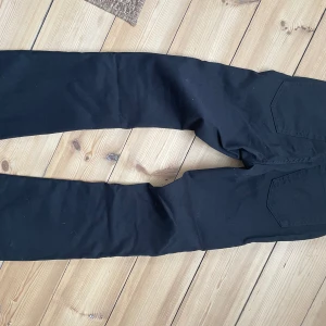 Levi’s jeans - Svarta Levisjeans srtl 27/30, i modellen 725 high rise bootcut. Använda en gång.Nypris 1000 kronor 