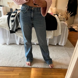 Pull&bear jeans - Säljer dessa jeansen från Pull&bear som är lite baggy i modellen. Fint skick.😇💕