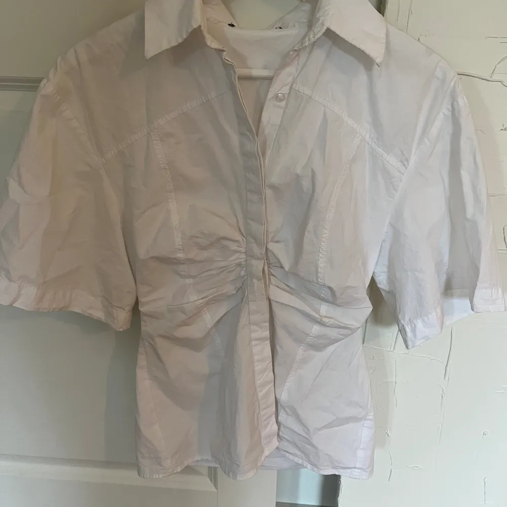 Säljer denna vita blus/skjorta som jag köpt här på Plick men då den inte kommer till användning säljer jag den vidare. Fint skick. Skicka för fler bilder😇. Blusar.