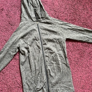 Grå träningströja - Grå träningströja från Panos Emporio. Knappt använd. Jätteskön. Tyvärr inga fickor. Lång och stretchig. Pris diskuterbart 💕❤️