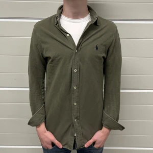 Ralph Lauren skjorta  - Ralph lauren skjorta i färgen grön. Storlek S och modellen är 178 cm. Fint skick, inga skavanker. Nypris 1599kr, köp för endast 449kr.