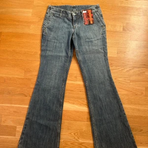 Jeans  - Jättesnygga lågmidjade jeans 💗80 i innerbenslängd och 36 i medjemått💗