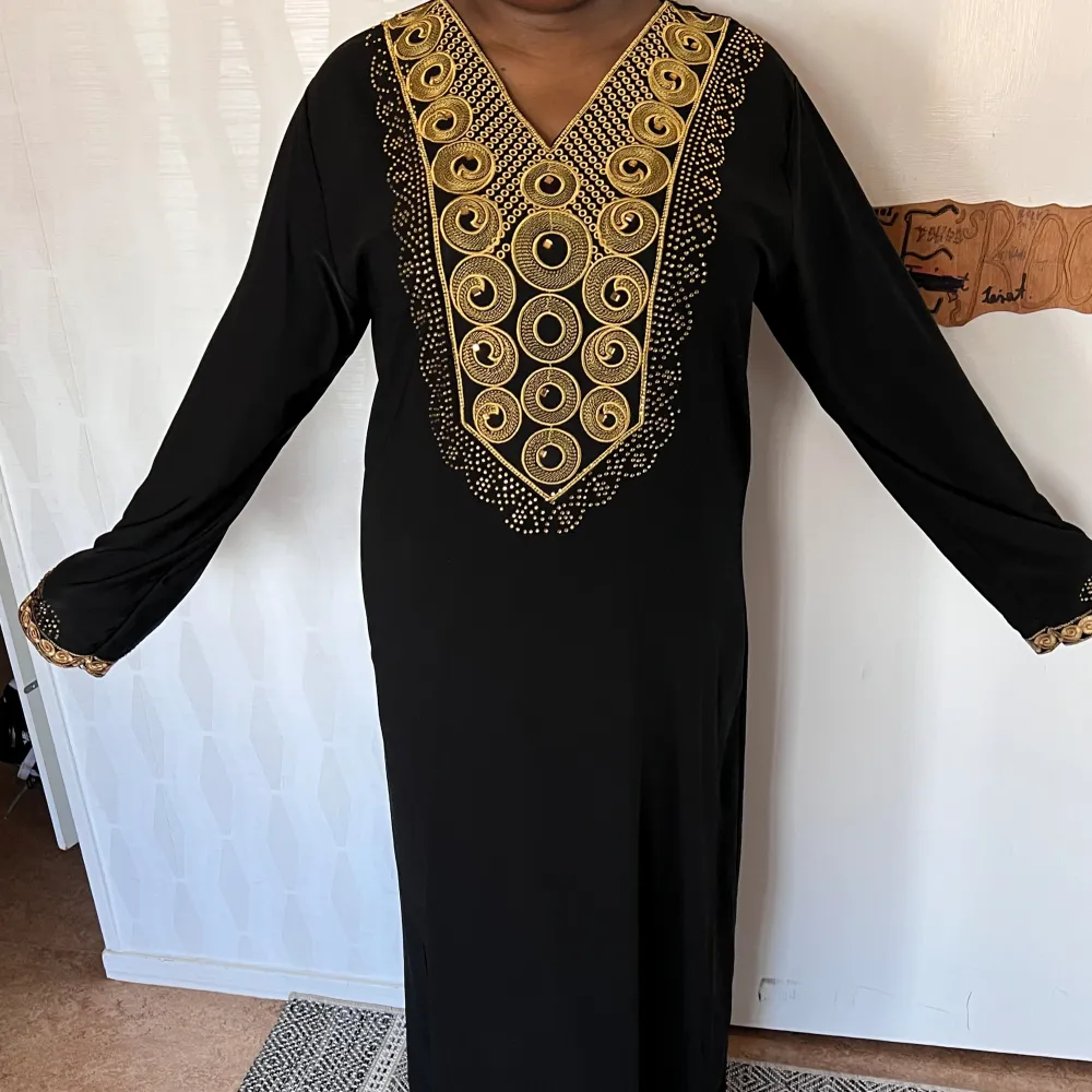 Super fin och skön abaya  Köpt på marknad men aldrig använd Perfekt till eid. Klänningar.