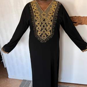 Super fin och skön abaya  Köpt på marknad men aldrig använd Perfekt till eid
