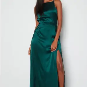 säljer nu min gammla balklänning då jag inte har användning för den längre. klänningen är i en fin mörk grön, är öppen i ryggen där den har spets på sidorna. En slit finns även på benet 💚 Köpt för 1200kr och använd en kväll