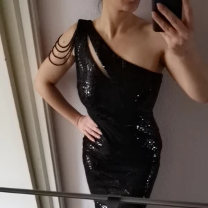 Svart klänning  - Svarta glitter klänning använd en gång bara. Elastisk och bekväm. St. S. 