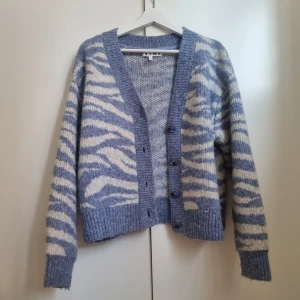 Blåbeige kofta - Säljer denna blå/beiga kofta som är köpt på Carlings. Varm och mysig<3 Säljer då det inte riktigt är min stil. Knappt använd. 200kr + frakt🫶🏻💕