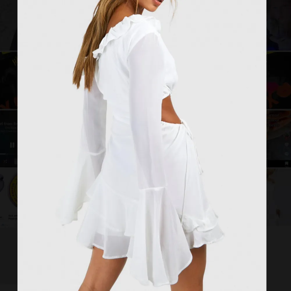 Helt ny vit klänning som passar perfekt till student, sommar mm. Ny med prisfall från boohoo Strl 8 (36) . Klänningar.