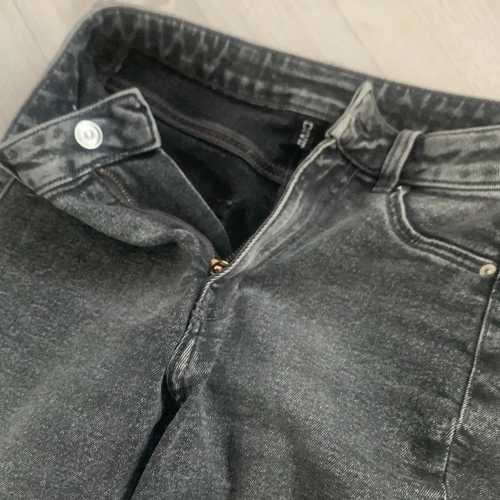 Säljer dessa jeans som jag har haft i min garderob flera månader som jag aldrig har haft användning till. Precis som nyskick eftersom dom är helt oanvända, dom är i stolek 34. Jeans & Byxor.