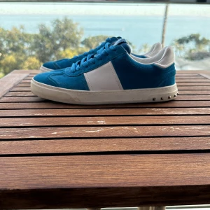 Valentino flycrews - Ett par fräscha valentinos perfekt för sommaren, storlek 40. 10/10 skick Har box och kuvertet och skosnören. Nypris ca 8 lax mitt pris :3500kr. Hör av dig vid funderingar  !! Alla bitar kvar!!