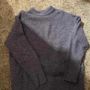 Mörkblå stickad  - Andvänd Max 2 gånger. 