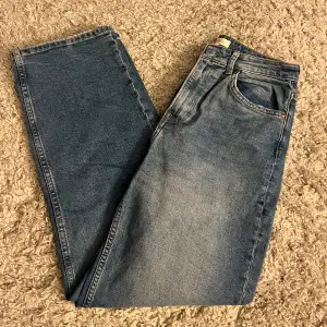 Blå raka jeans i storlek 38 från H&M med slitningar på fåll och fickor, väldigt bra skick! 