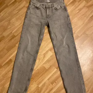Jeans från Gina Tricot, i storlek 38. Knappt använda. 