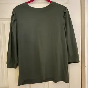 Grön tröja med trekvartsärm och puff från Lager157