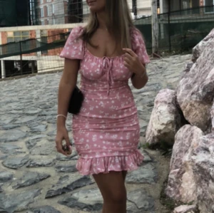 Klänning - Min favorit klänning genom tiderna, rosa med vita blommönster, sitter så smickrande på, formar till kroppen och håller brösten på sin plats, bara använd en gång och kommer tyvärr inte till användning:( köpt i en butik i Kosovo💕