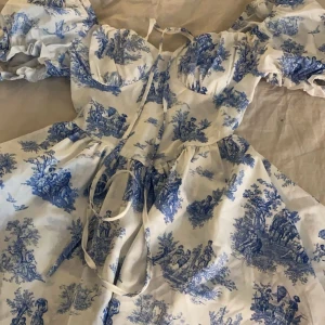 Vitblå sommarklänning  - Säljer denna otroligt fina sommarklänning, drömmarnas klänning verkligen, inga defekter och använd någon gång förra sommaren! 