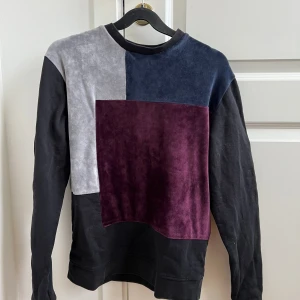 La Vichy sweatshirt strl S - La Vichy tröja strl S som är använd men finns inga tecken på användning. Tröjan är köpt på Urban Afro på Emporia för 1250kr. Hör av er vid intresse och priset är inte hugget i sten 