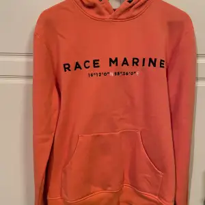 Säljer denna orangea hoodie från Race Marine som inte längre säljs. Köptes för 499 kr och är i storlek . Den är nästintill nyskick förutom en liten fläck på insidan av plagget (bild 3) som man inte märker. Tveka inta på att ställa eventuella frågor!