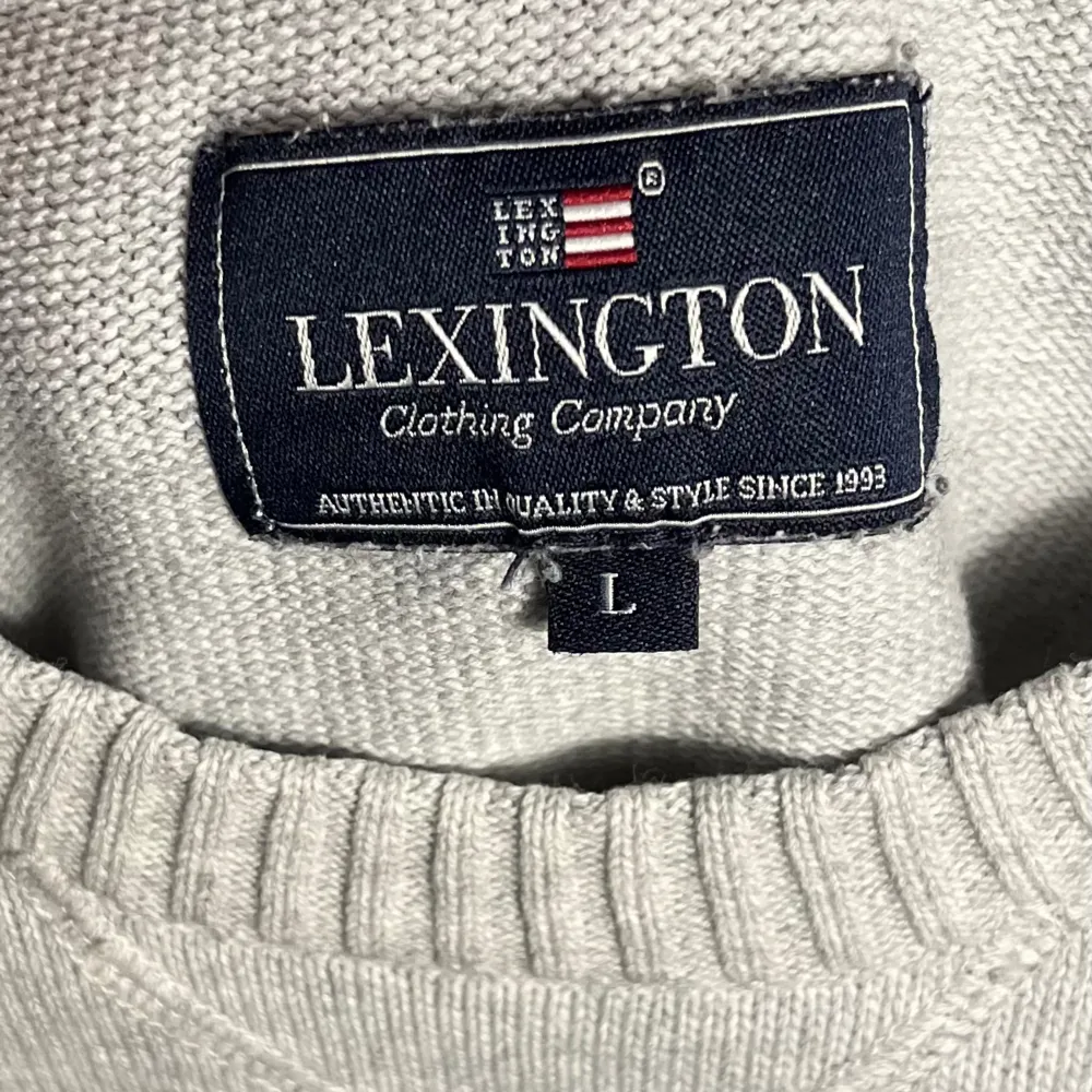 Säljer nu denna feta tröjan från Lexington. Storlek L men sitter som M och 10/10 i skick. Köpt i somras för 1600kr,Tveka ej på att höra av er kring frågor, kan gå ner i pris vid snabb affär. Mvh/ Berglund. Hoodies.