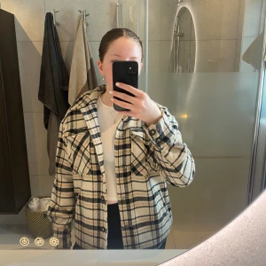 Kappa - Säljer denna fina rutiga kappa från Nelly i storlek 36, fint skick och inga defekter☺️
