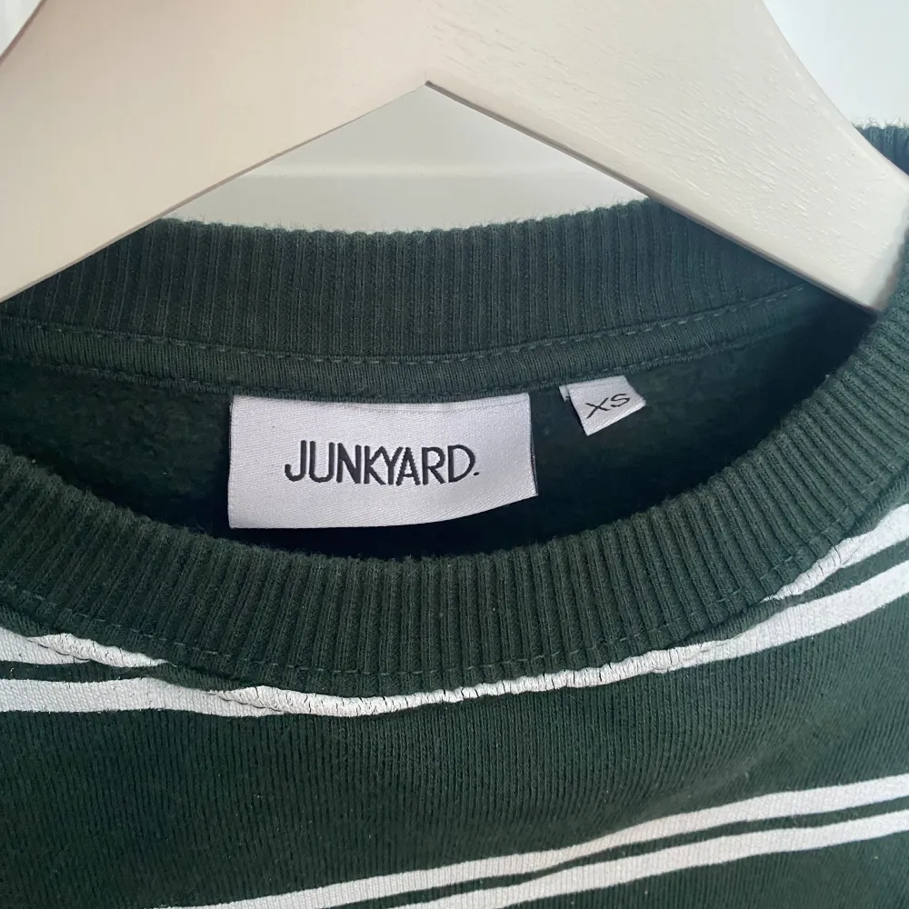 Säljer denna croppade sweatshirt från Junkyard i storlek XS, nypris 399 kr😙. Hoodies.