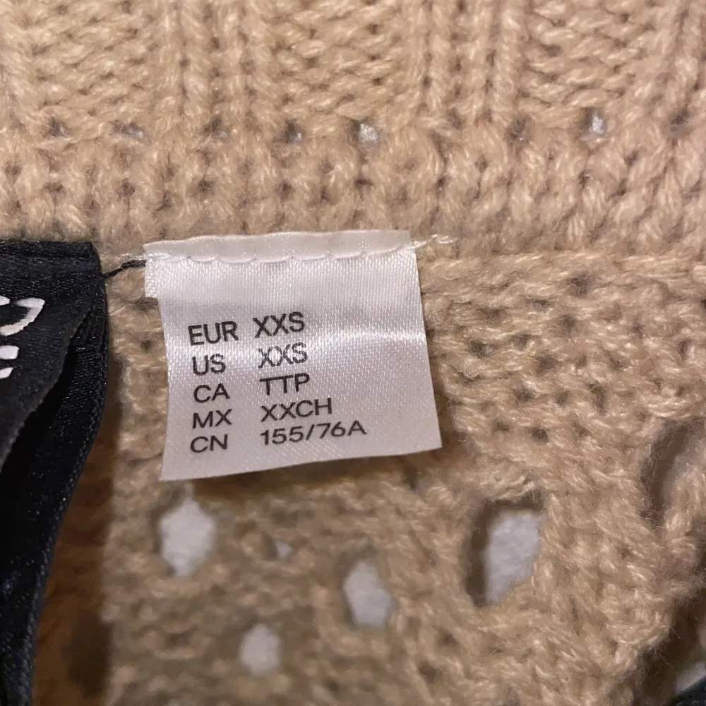 Den här tröjan är perfekt till sommaren eller utomlands 😍! Den är från H&M och jag har bara använt den en gång. . Tröjor & Koftor.