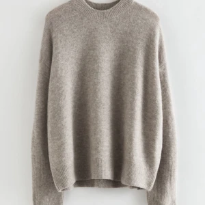  Stickad tröja & other stories - Helt slutsåld stickad tröja från & other stories, jätte bra skick. Så skönt material, ull och mohair blandning. Beige/grå Nypris 900 kr, storlek XS men stor i storleken så passar S eventuellt M