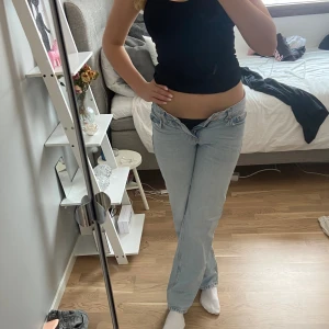 Ljusblå jeans - Lågmisjade jeans från Gina tricot som tyvär inte passar mig längre men de är perfekta för våren. Längden är bra på mig som är ca 170. Använda men inga defekter. Skriv vid frågor eller fler bilder💕