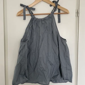 H&M Topp - Supersöt blågrå topp från H&M✨ Banden går att knyta hur du vill 🧸